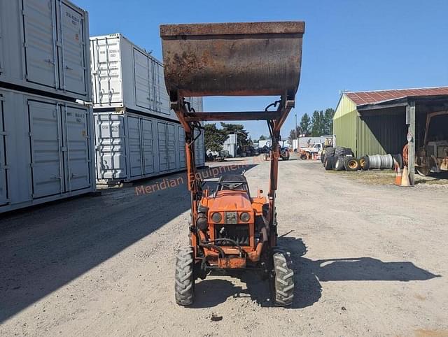 Image of Kubota B7100 equipment image 3