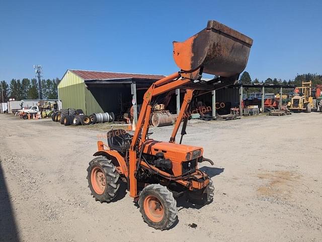 Image of Kubota B7100 equipment image 4
