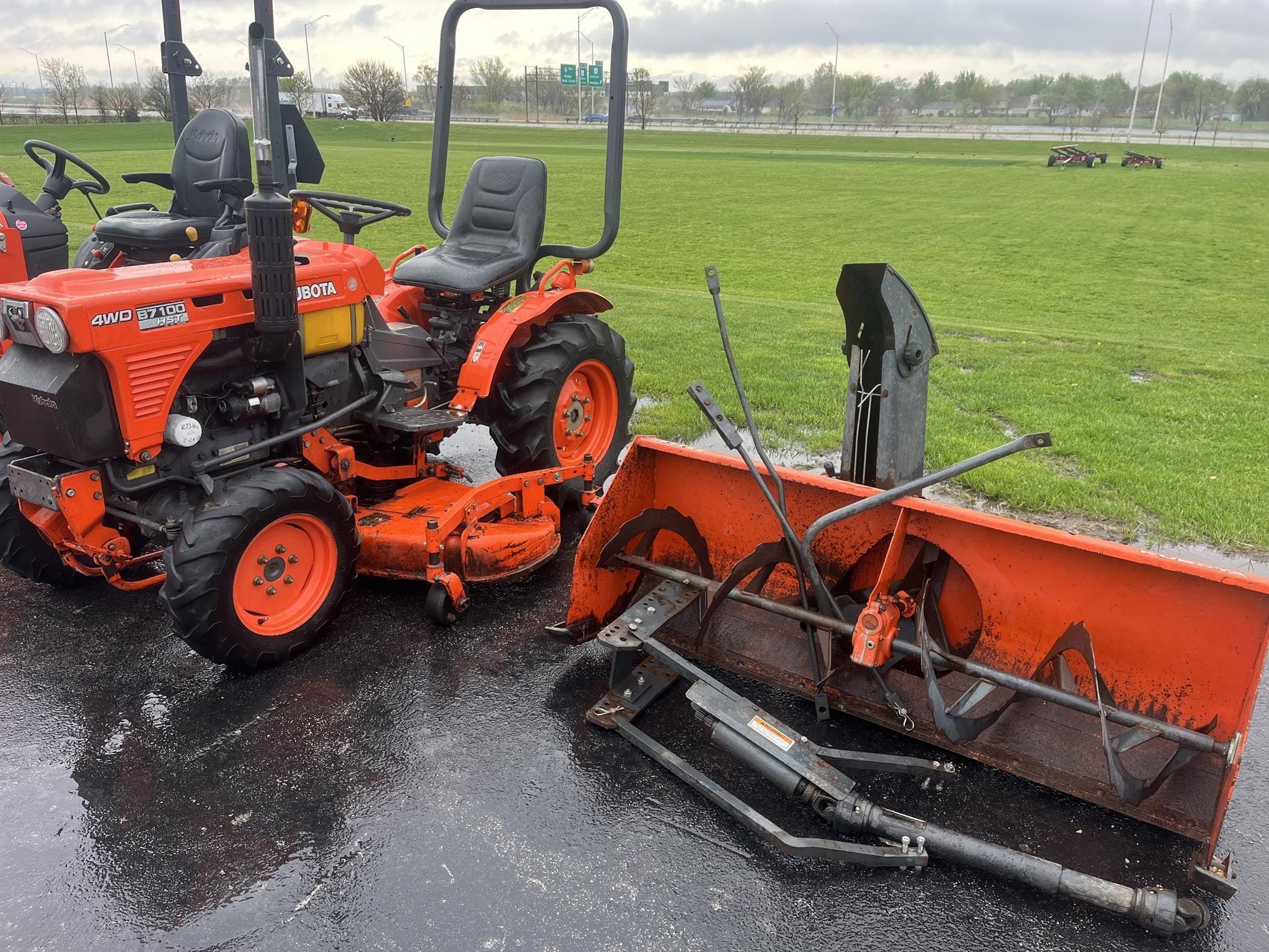 Kubota B7100HST Equipment Image0