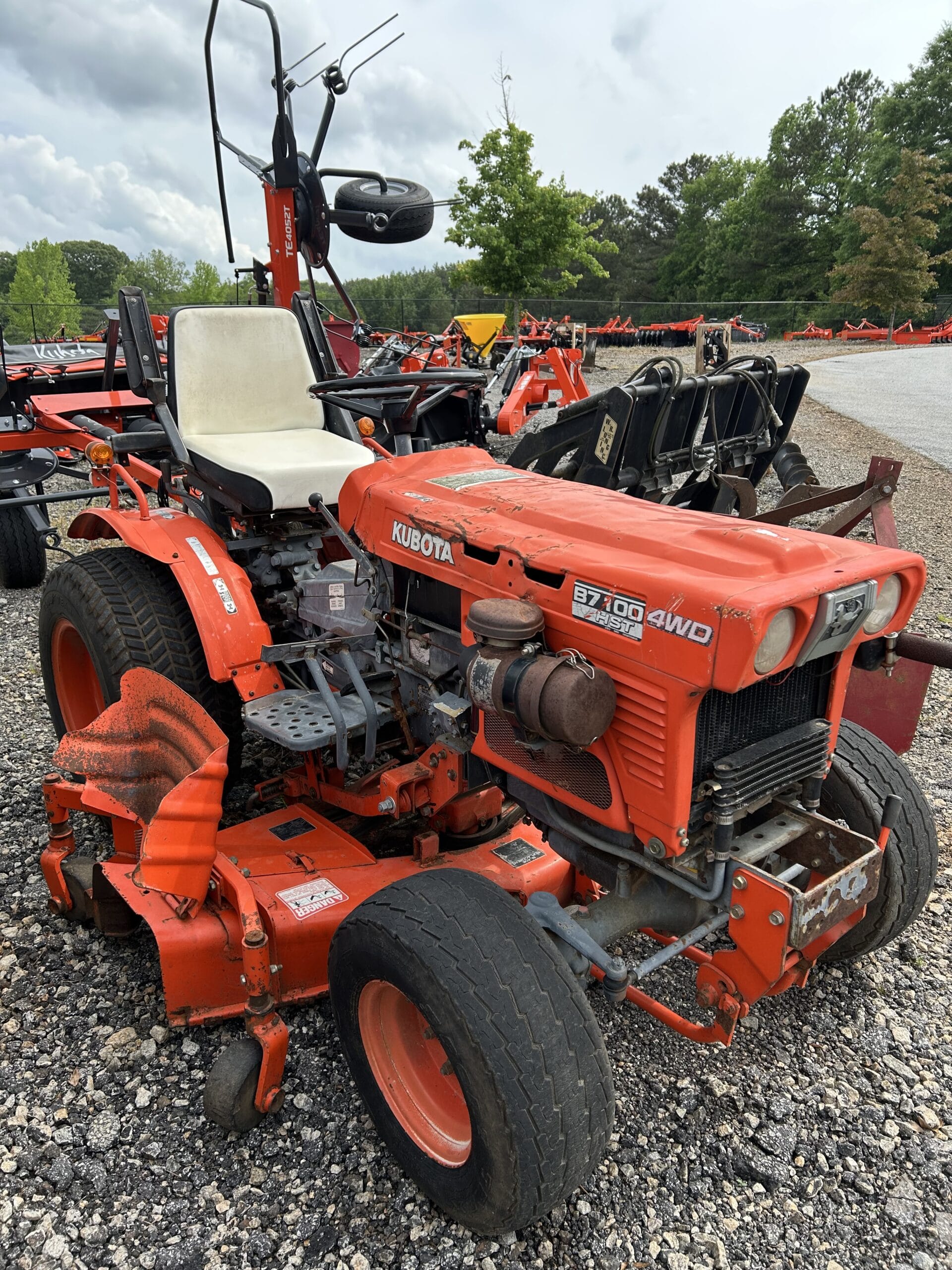 Kubota B7100HST Equipment Image0