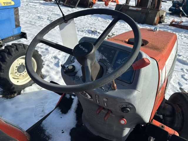 Image of Kubota B7300 equipment image 4
