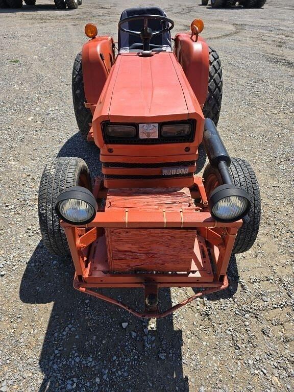 Image of Kubota B8200 equipment image 1