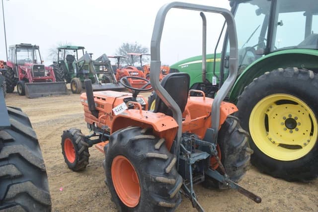 Image of Kubota B8200 equipment image 1