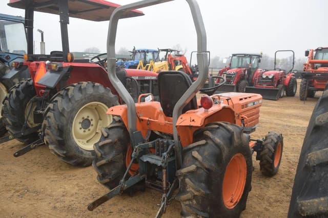 Image of Kubota B8200 equipment image 2