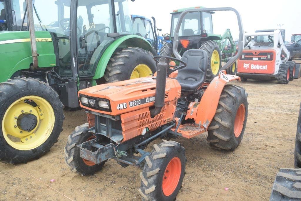 Kubota B8200 Equipment Image0