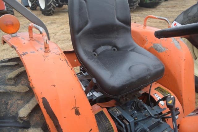 Image of Kubota B8200 equipment image 4