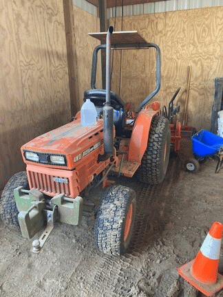 Main image Kubota B8200