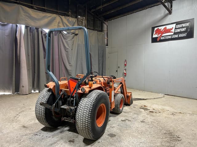 Image of Kubota B8200 equipment image 3