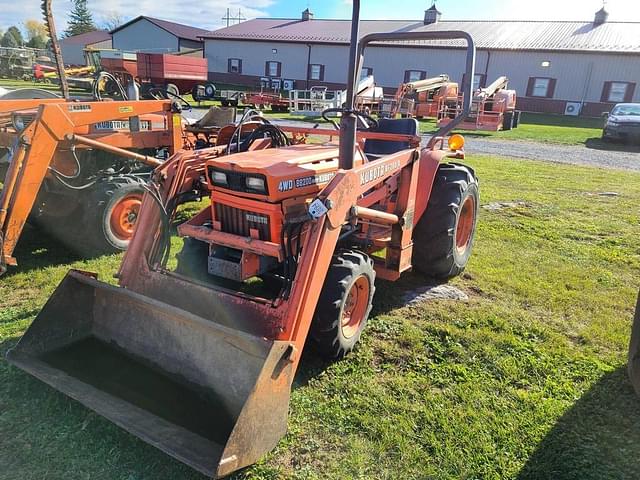 Image of Kubota B8200 equipment image 1