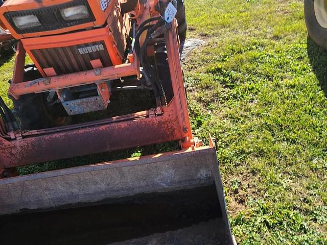 Image of Kubota B8200 equipment image 2