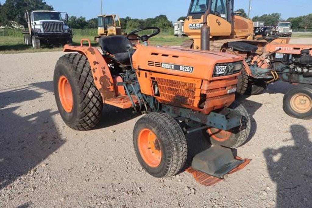 Kubota B8200 Equipment Image0
