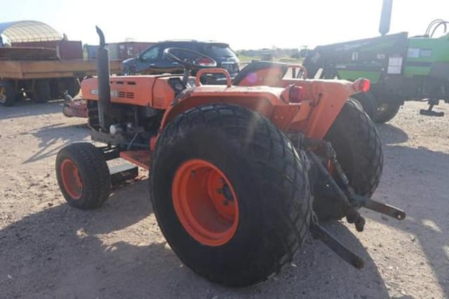 Image of Kubota B8200 equipment image 2