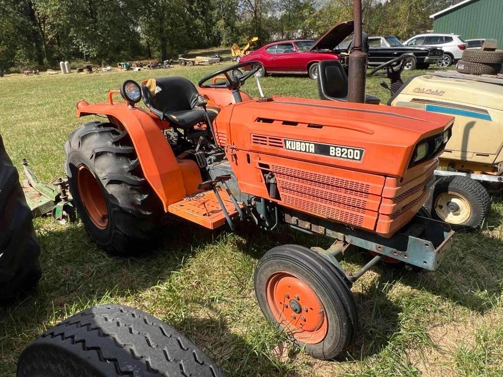 Kubota B8200 Equipment Image0