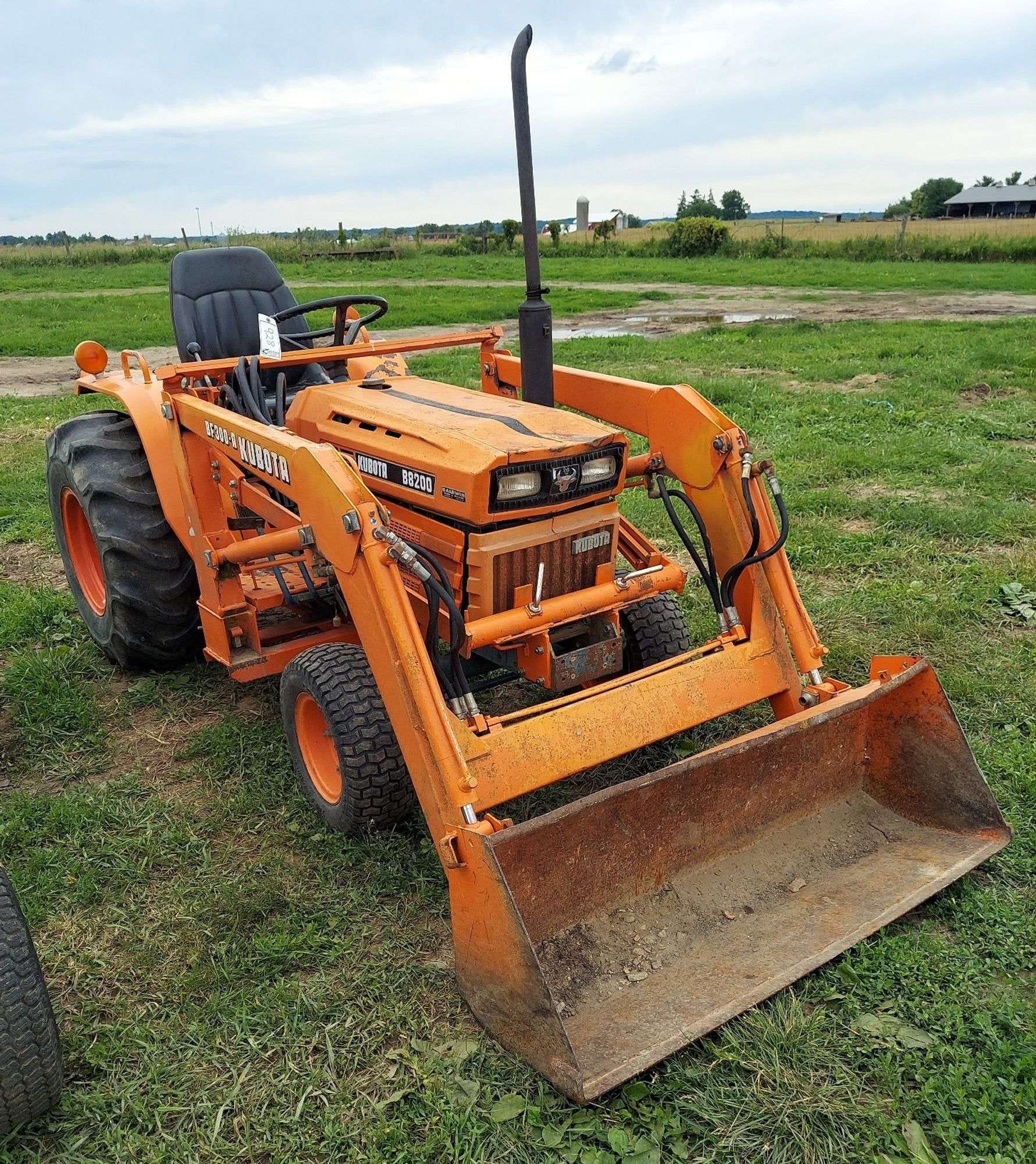 Kubota B8200 Equipment Image0
