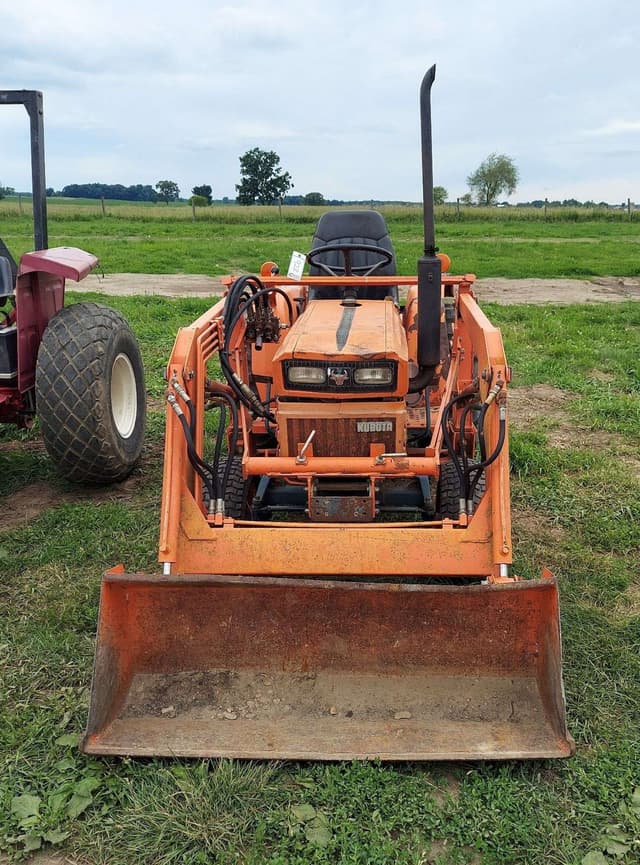 Image of Kubota B8200 equipment image 1