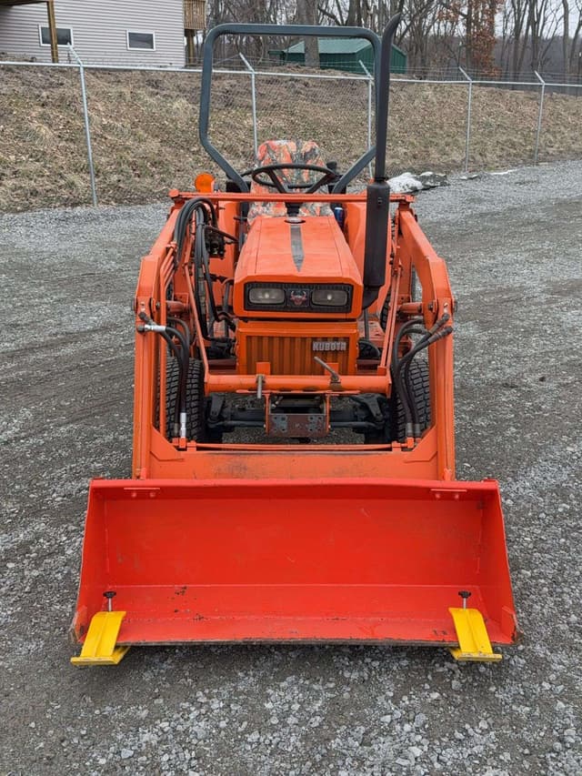 Image of Kubota B8200 equipment image 2