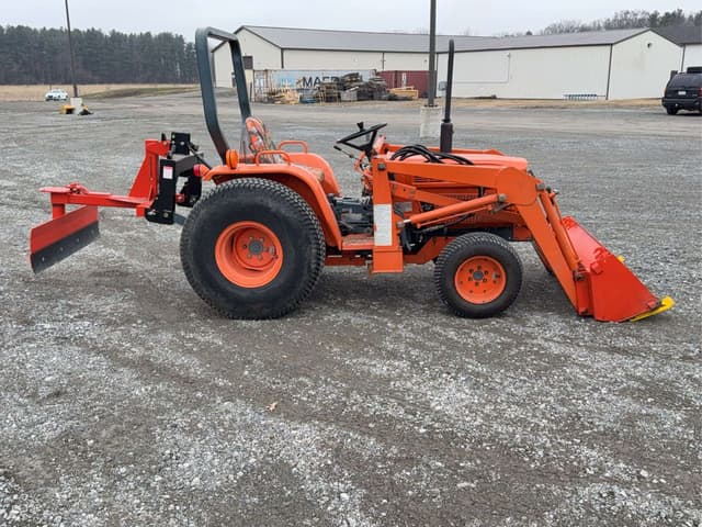 Image of Kubota B8200 equipment image 4