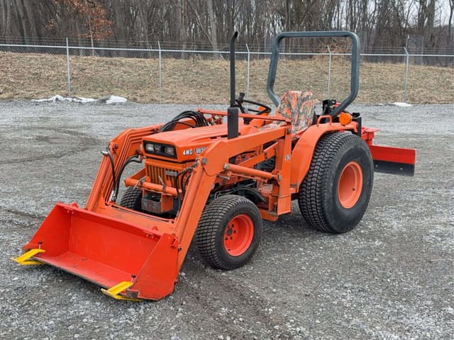 Image of Kubota B8200 equipment image 1
