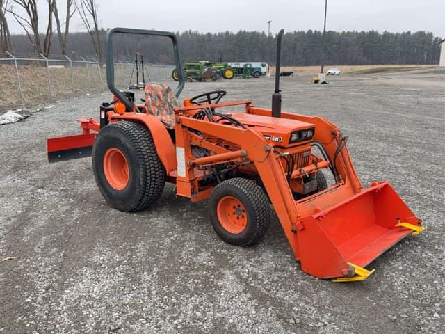 Image of Kubota B8200 equipment image 3