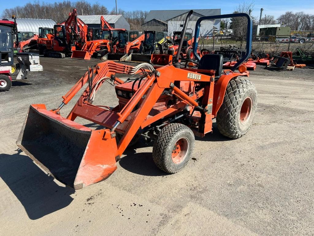 Main image Kubota B8200