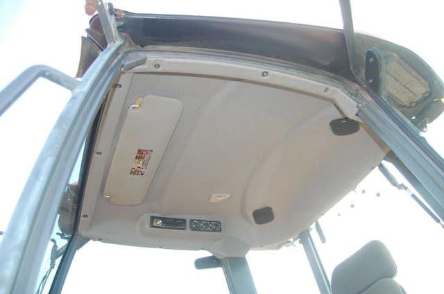 Image of Kubota M8560 equipment image 4