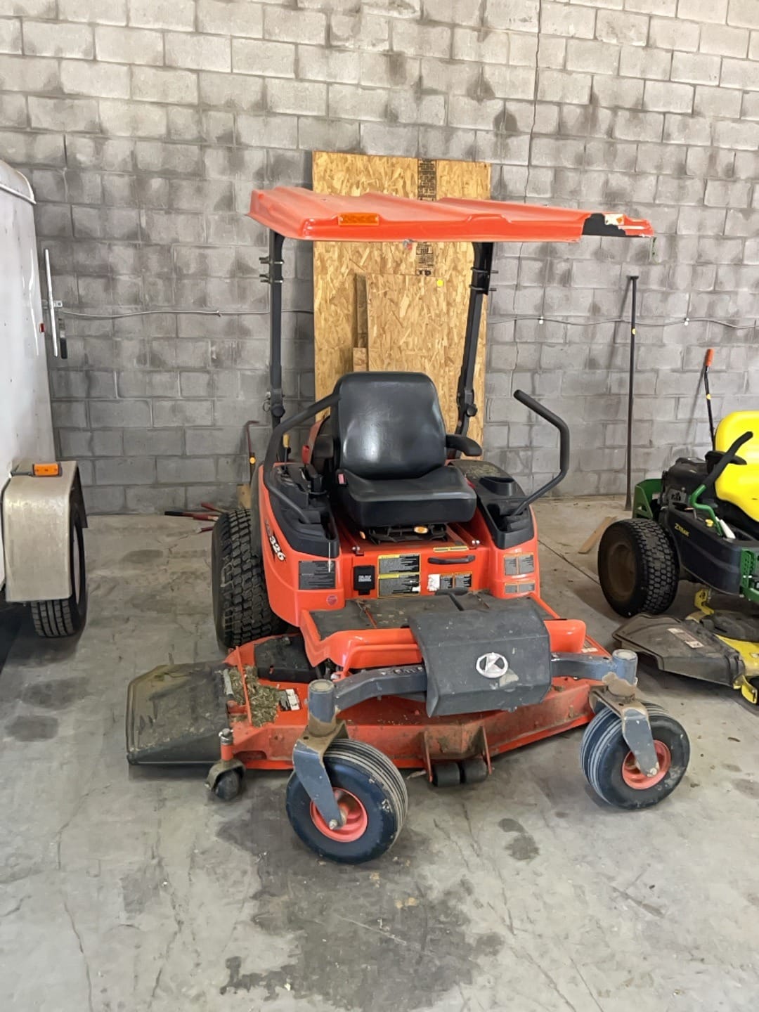 Kubota ZD326 Equipment Image0