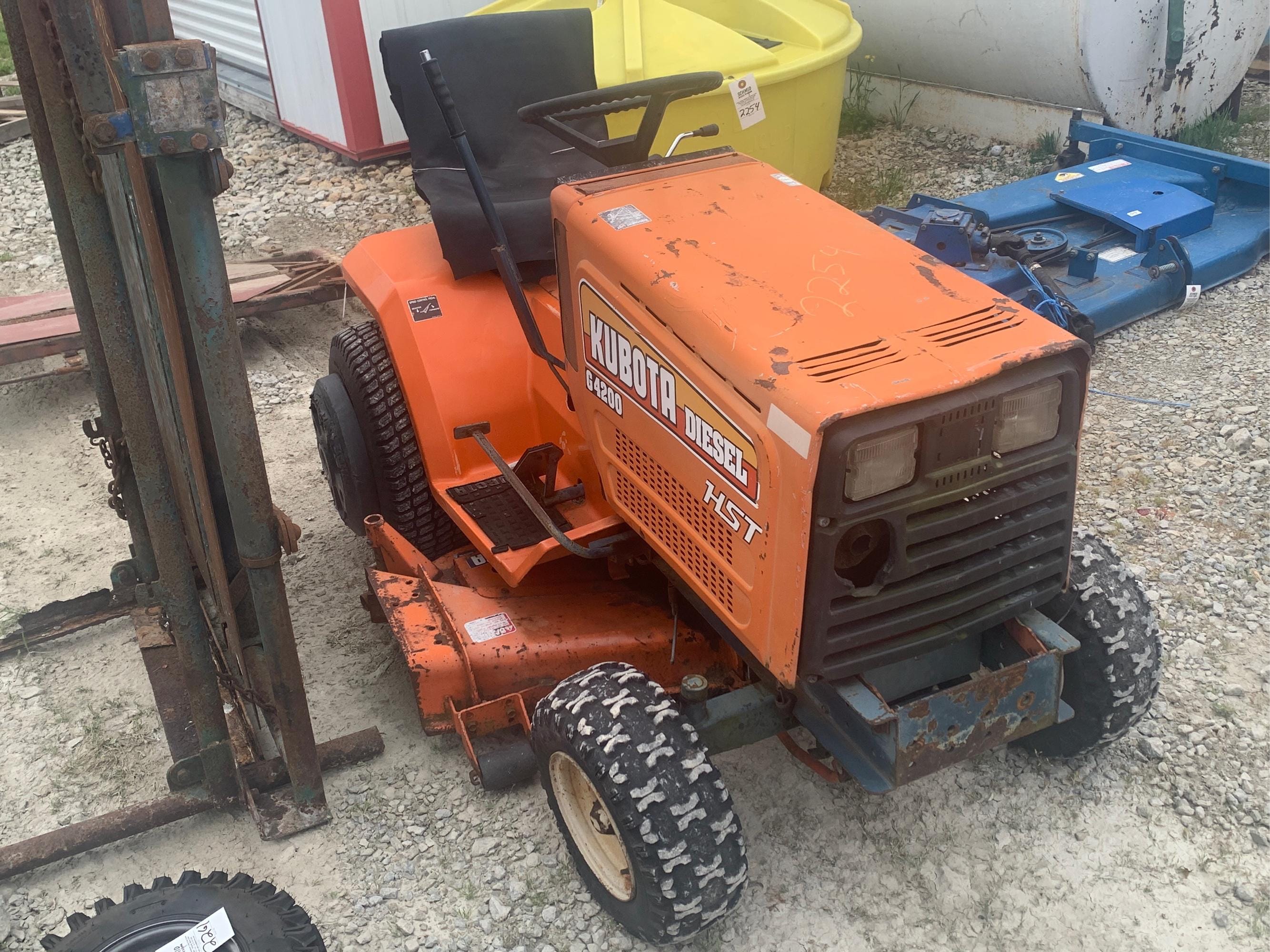 Main image Kubota G4200