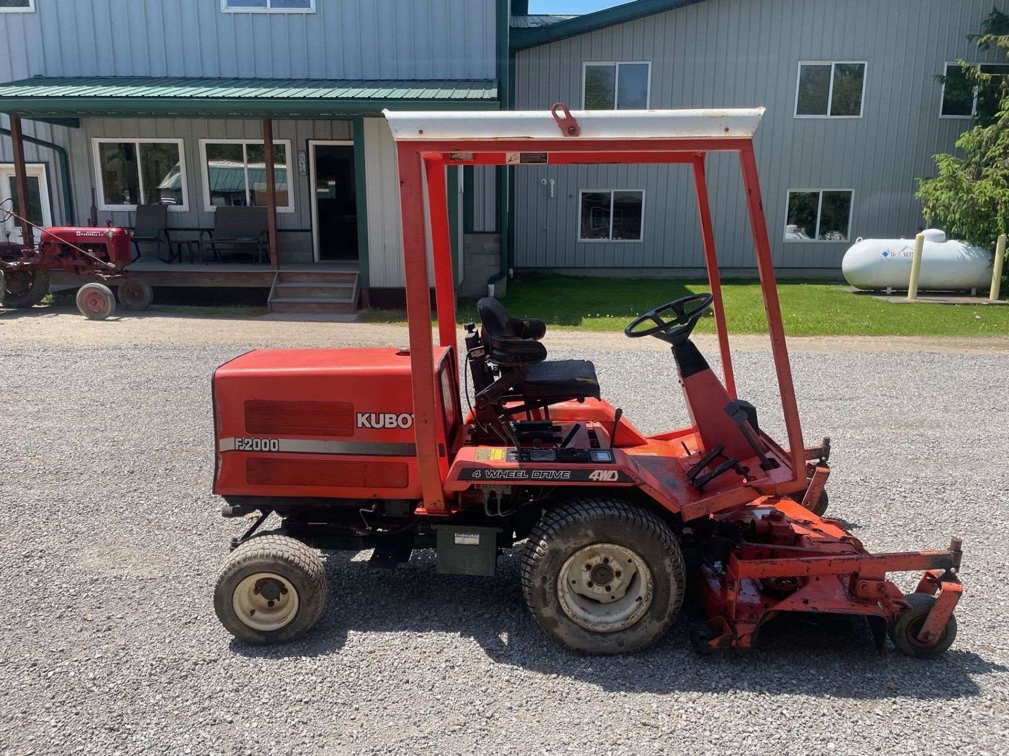 Kubota F2000 Equipment Image0