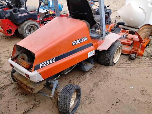 Image of Kubota F2560 equipment image 2