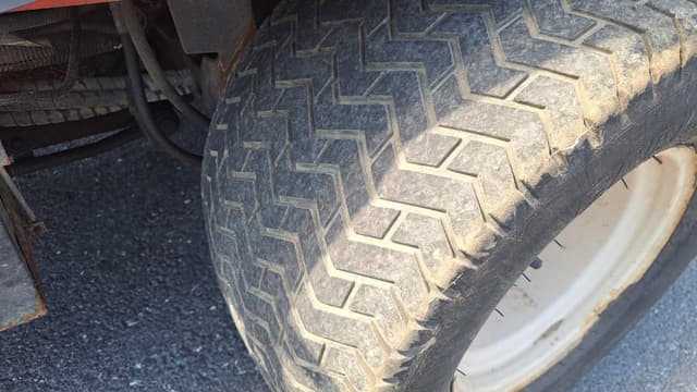 Image of Kubota F3990 equipment image 2