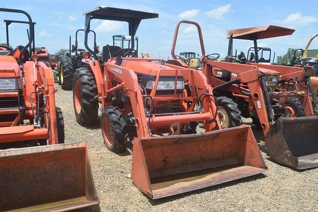Image of Kubota L3010 equipment image 3