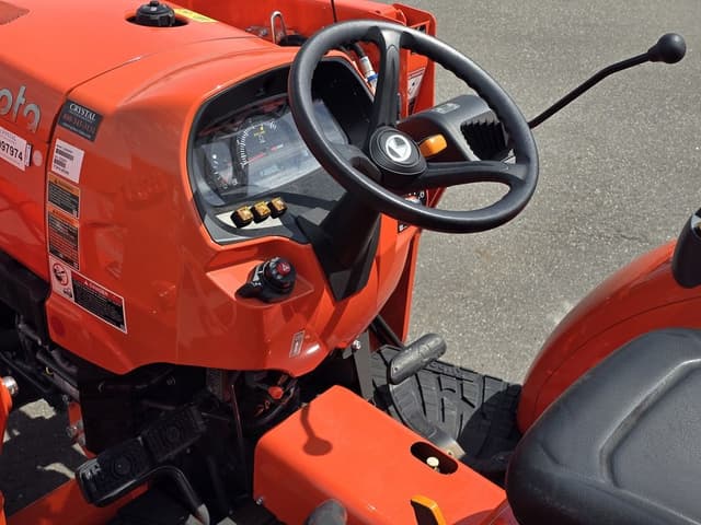 Image of Kubota L3302 equipment image 3