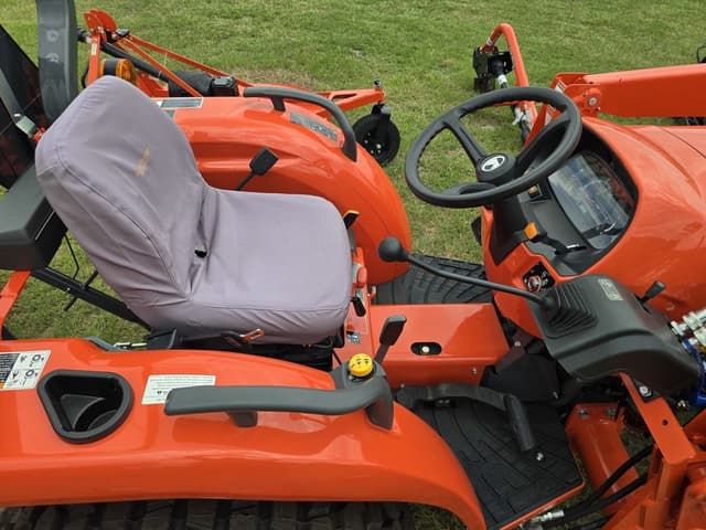 Image of Kubota L3302 equipment image 3