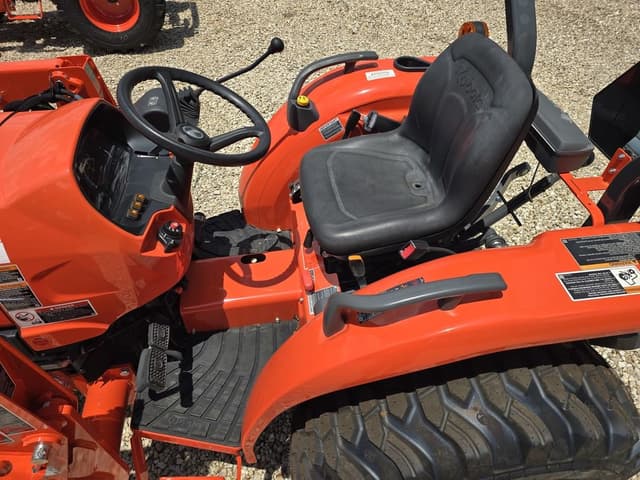 Image of Kubota L3302 equipment image 4