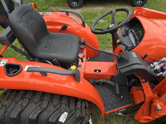 Image of Kubota L3302 equipment image 3