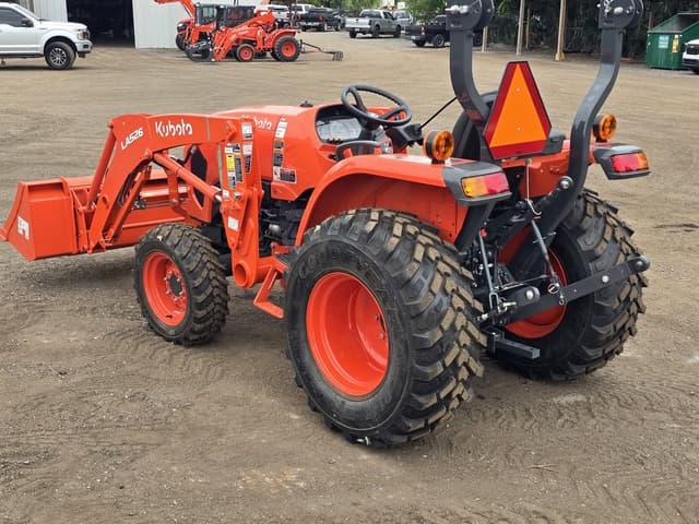 Image of Kubota L3302 equipment image 2