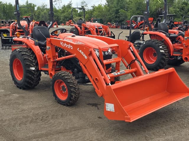 Image of Kubota L3302 equipment image 1