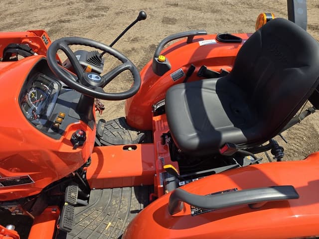 Image of Kubota L3902 equipment image 4