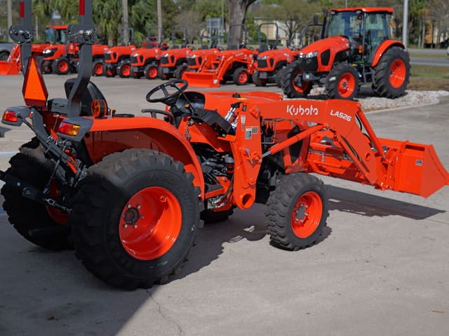 Image of Kubota L3902 equipment image 3