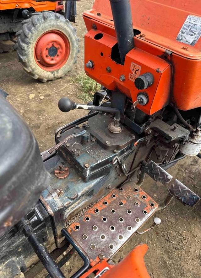 Image of Kubota L2050 equipment image 2