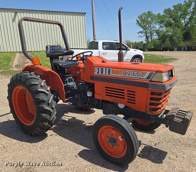 Image of Kubota L2050 equipment image 2