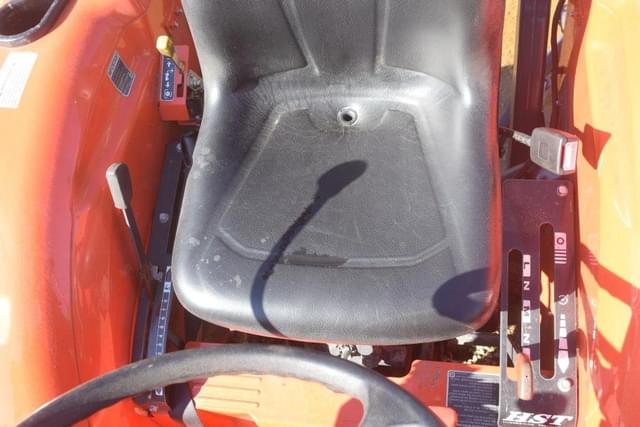 Image of Kubota L3301D equipment image 4