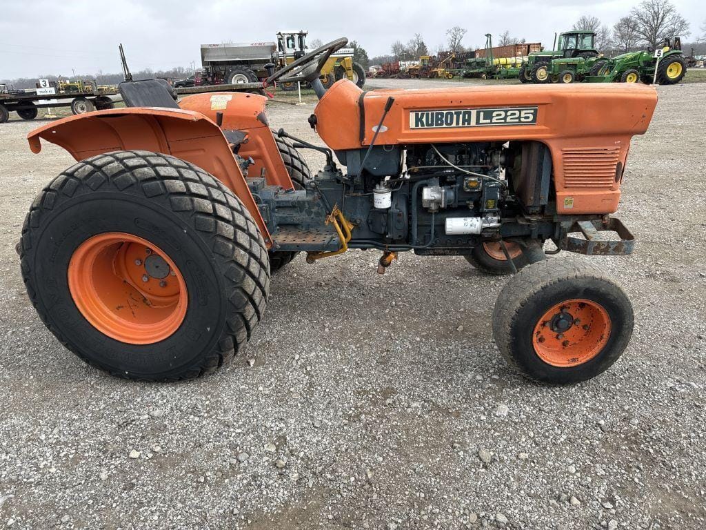 Main image Kubota L225