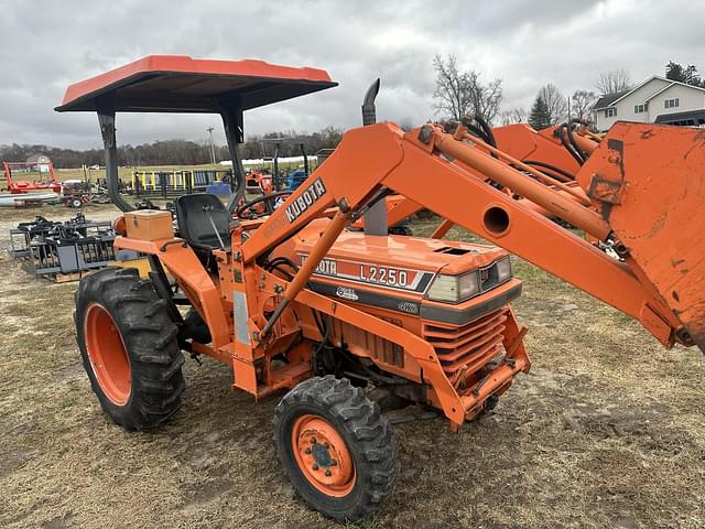 Image of Kubota L2250 equipment image 2