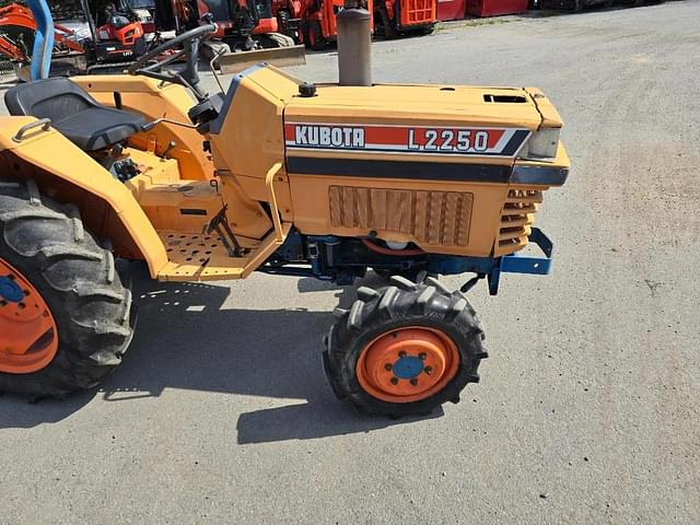 Image of Kubota L2250 equipment image 4