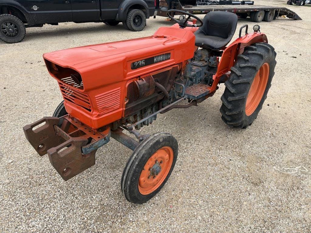 Kubota L235 Equipment Image0