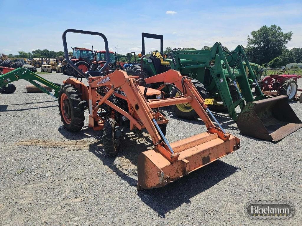 Kubota L235 Equipment Image0