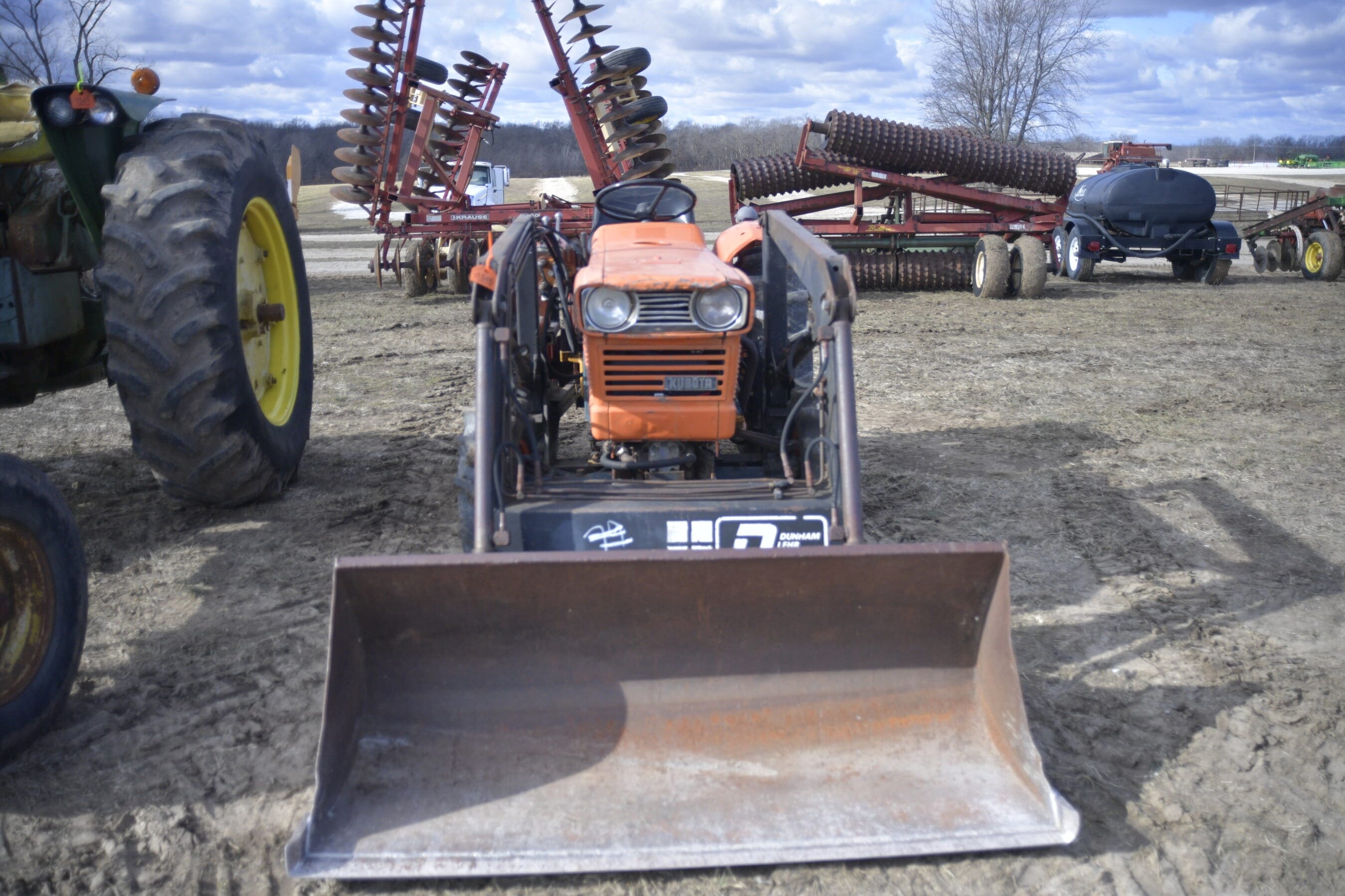 Kubota L245DT Equipment Image0