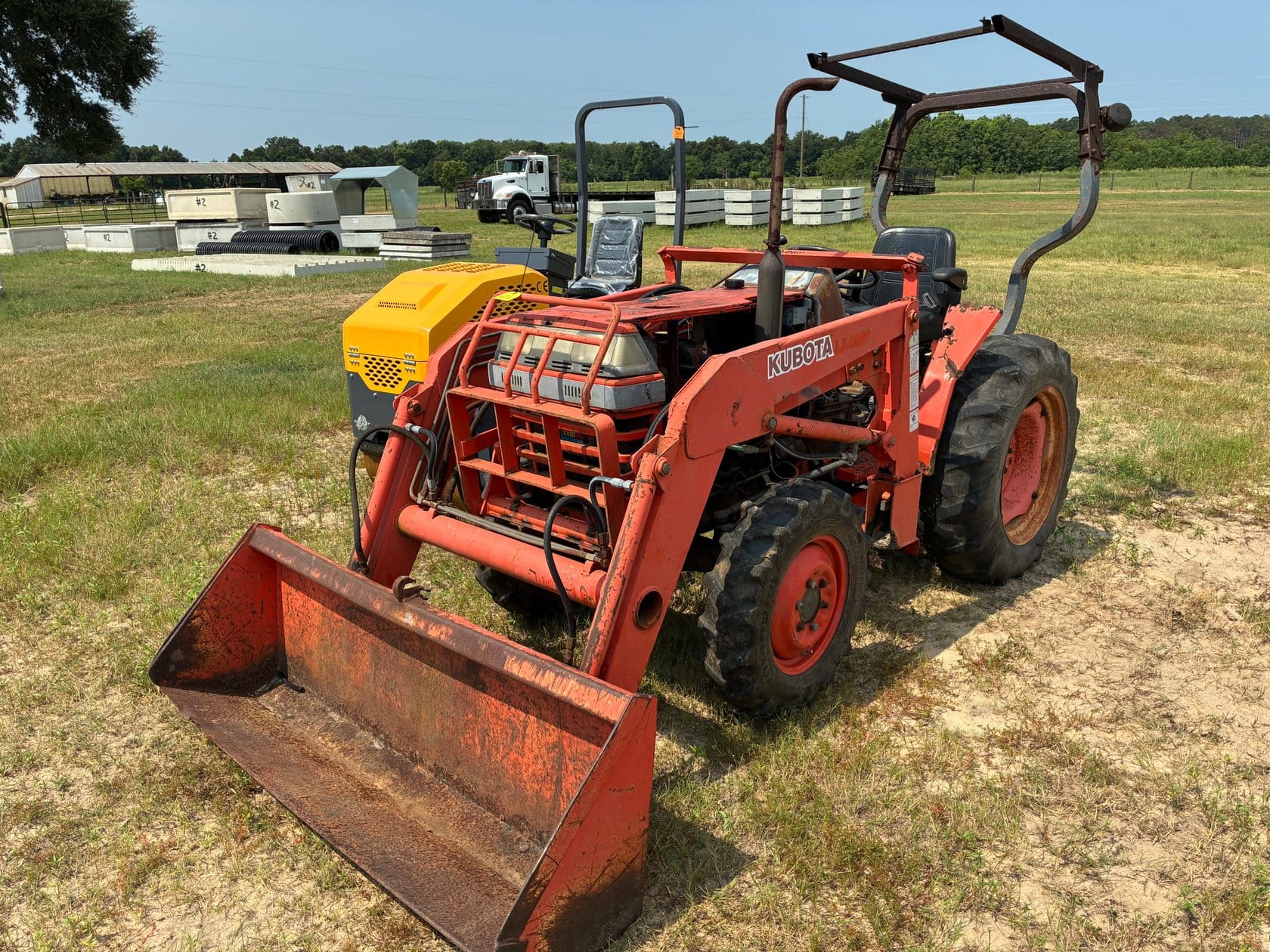 Kubota L2500 Equipment Image0