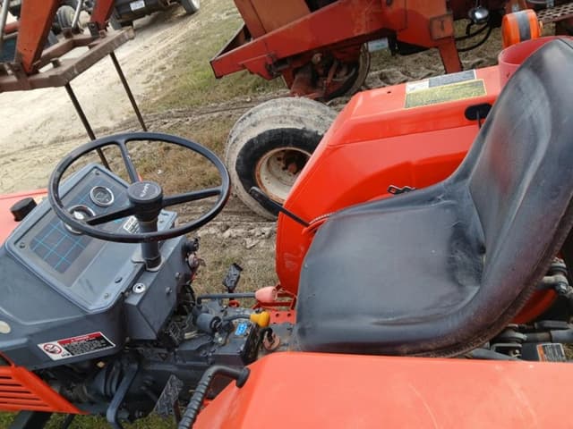 Image of Kubota L2500 equipment image 4